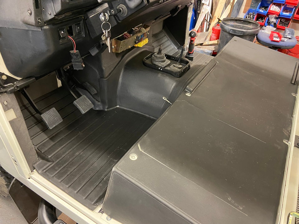 UNSTABLE　ブースターBOX アンステーブル Defender Seat Box Matting R380 & Tdci – MUD-UK